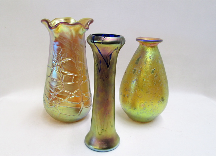 THREE IRIDESCENT ART GLASS VASES 16fc18