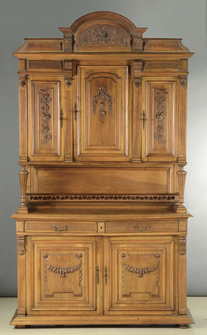 LOUIS XV STYLE CARVED WALNUT SIDEBOARD 16fd44