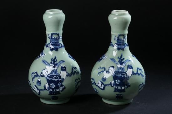 PAIR CHINESE BLUE AND CELADON PORCELAIN 16ffd0