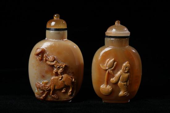 TWO CHINESE CAMEO AGATE SNUFF BOTTLES 17000b