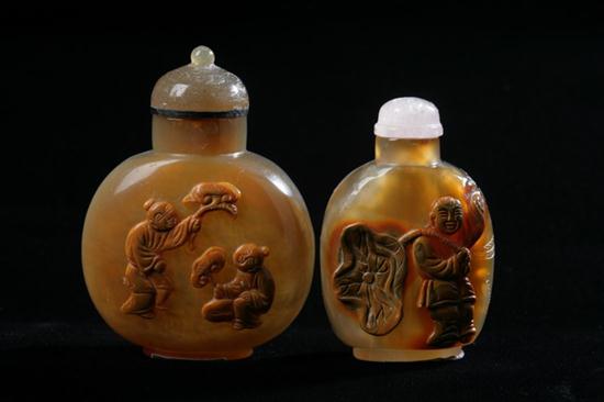 TWO CHINESE CAMEO AGATE SNUFF BOTTLES 17000d