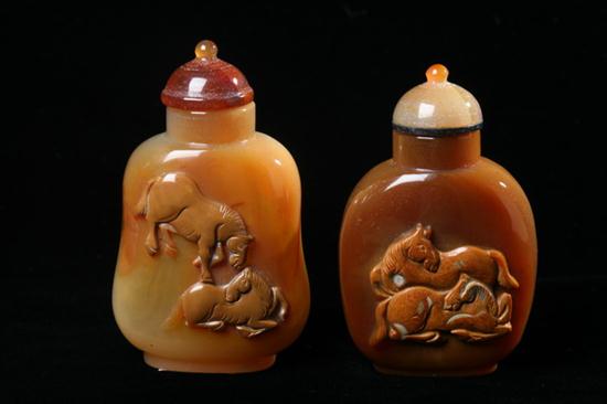 TWO CHINESE CAMEO AGATE SNUFF BOTTLES  17000f