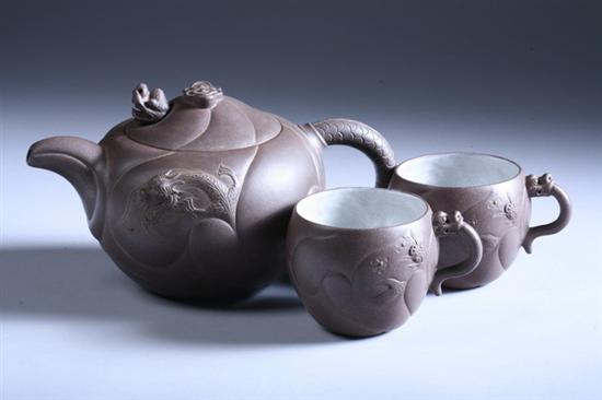 CHINESE YIXING TEAPOT AND TWO CUPS.