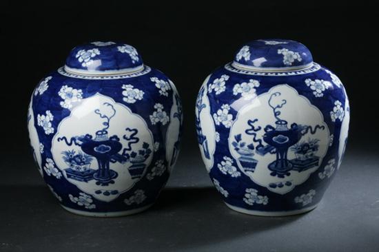 PAIR CHINESE BLUE AND WHITE PORCELAIN 1701a4