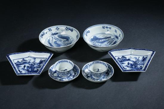 PAIR CHINESE BLUE AND WHITE PORCELAIN 17019d