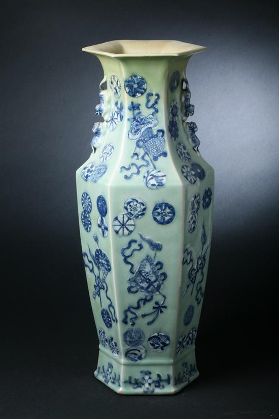 CHINESE BLUE AND CELADON PORCELAIN 1701a8