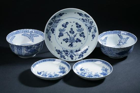 FIVE PIECES CHINESE BLUE AND WHITE 1701be