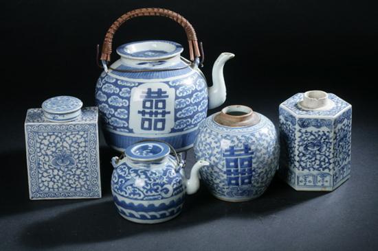 TWO CHINESE BLUE AND WHITE PORCELAIN 1701c6