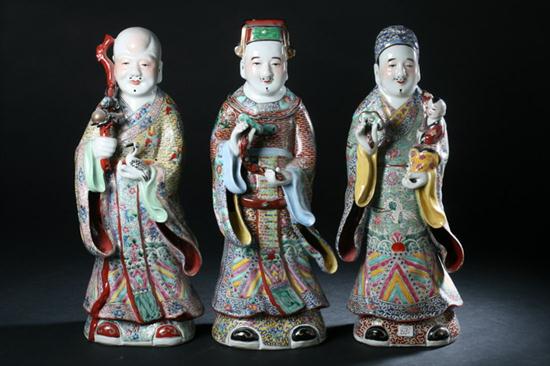 THREE CHINESE FAMILLE ROSE PORCELAIN 1701fa