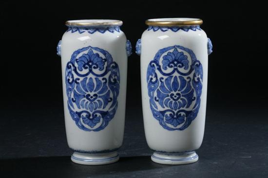 PAIR JAPANESE BLUE AND WHITE PORCELAIN 1702a7