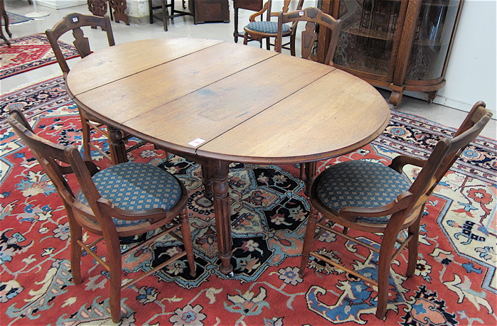 A VICTORIAN WALNUT DINING TABLE 170576