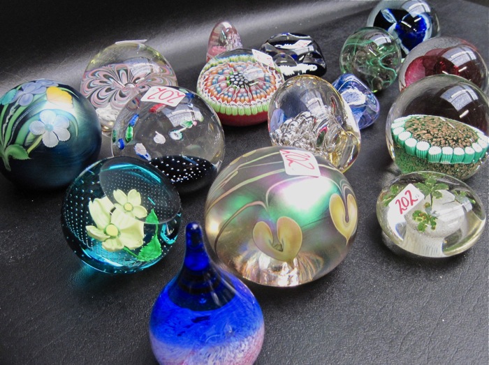 COLLECTION OF SIXTEEN GLASS PAPERWEIGHTS 1705b1