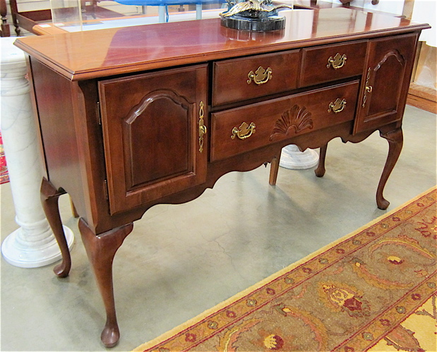 QUEEN ANNE STYLE MAHOGANY SIDEBOARD 17062c