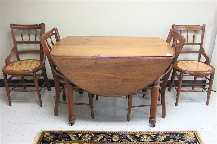 A VICTORIAN WALNUT DINING TABLE 170691