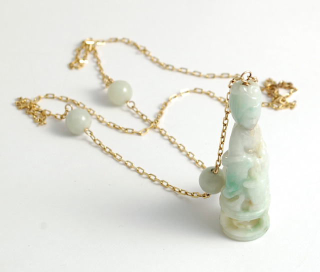 JADE AND YELLOW GOLD CHINESE NECKLACE.