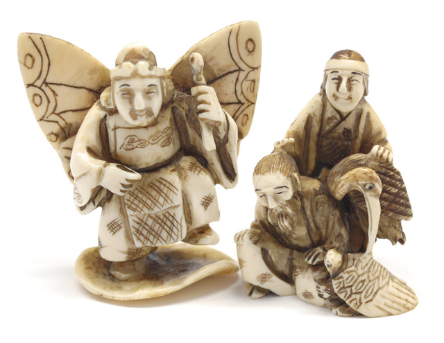 TWO CARVED IVORY NETSUKE two men 17077e