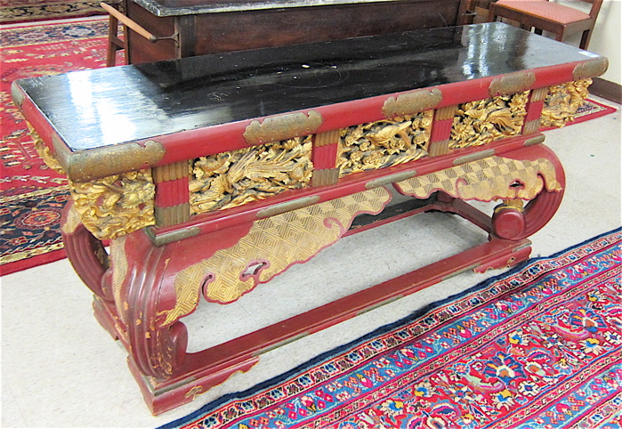 RED LACQUER AND CARVED GILTWOOD 17078d