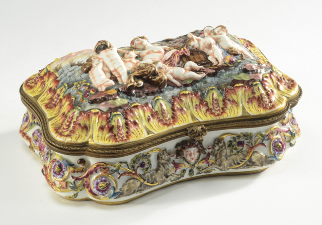 ''CAPODIMONTE'' PORCELAIN BOX having