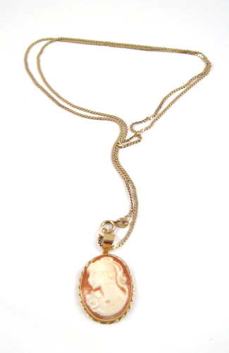 CAMEO AND YELLOW GOLD PENDANT NECKLACE.