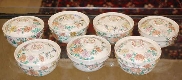 SEVEN CHINESE PORCELAIN COVERED SOUP