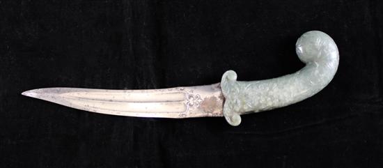 A Mughal green jade handled dagger 1708d1