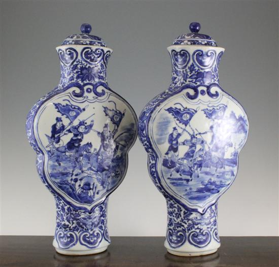 A pair of Chinese blue and white