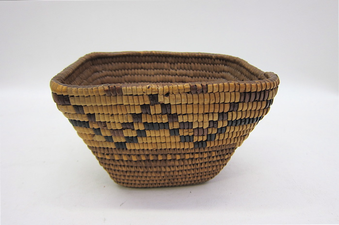 LILLOOET INDIAN BASKET having tapered 16e372