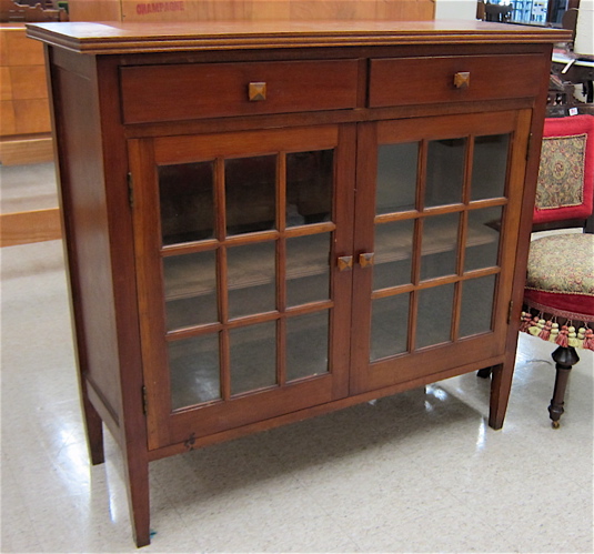 AN OAK AND PINE SIDE CABINET Arts 16e37a