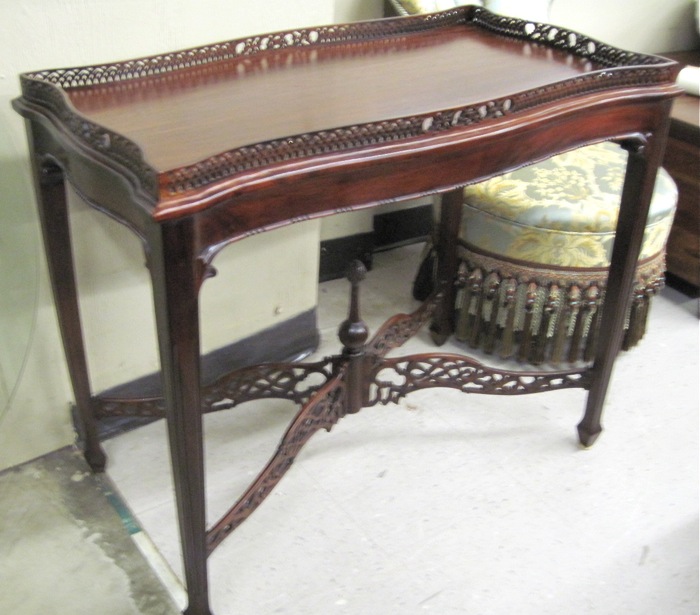 CHIPPENDALE STYLE MAHOGANY TEA 16e3c0