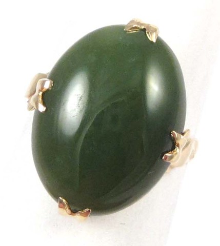 GREEN JADE AND YELLOW GOLD RING.