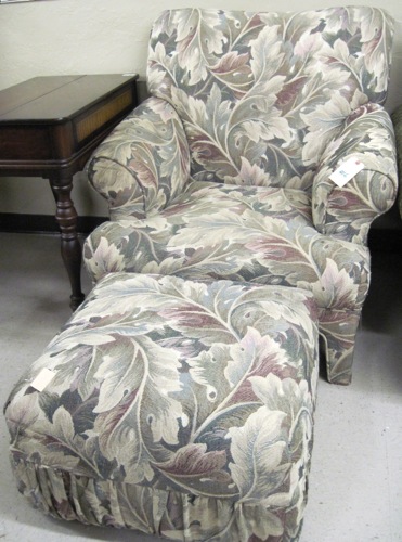 CONTEMPORARY UPHOLSTERED EASY CHAIR