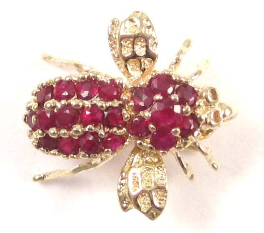 RUBY AND YELLOW GOLD BEE PENDANT/BROOCH.