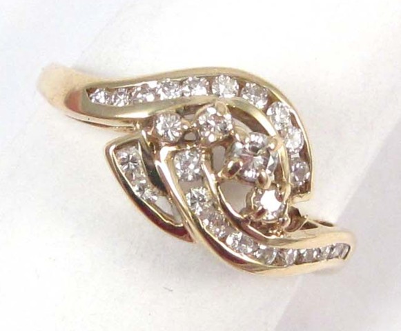 DIAMOND AND FOURTEEN KARAT GOLD 16e476