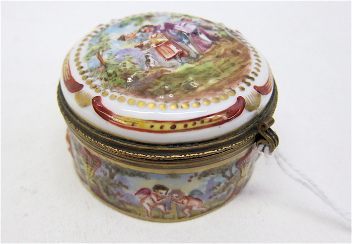 CAPODIMONTE ROUND PORCELAIN BOX