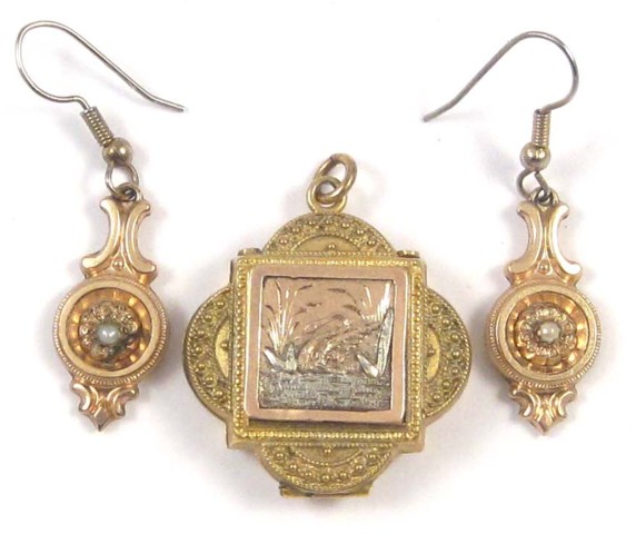 THREE ARTICLES OF VICTORIAN JEWELRY 16e4a6