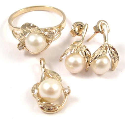 FOUR ARTICLES OF MATCHING PEARL