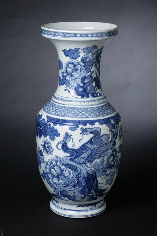 CHINESE BLUE AND WHITE PORCELAIN VASE