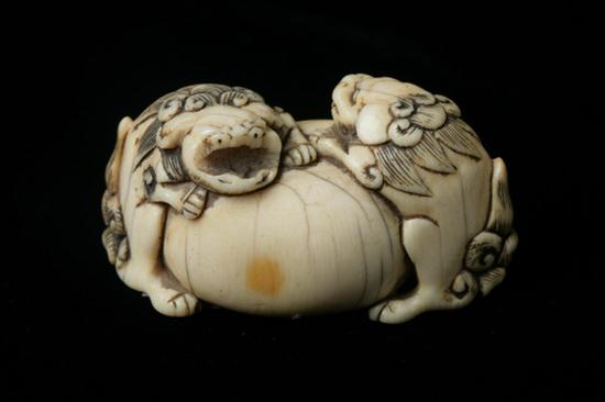 JAPANESE IVORY NETSUKE OF SHI SHI 16e782