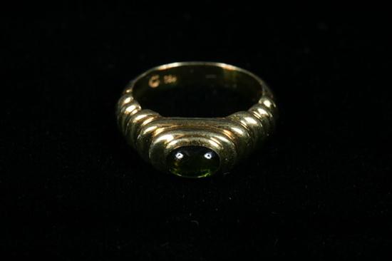 18K YELLOW GOLD AND PERIDOT RING.