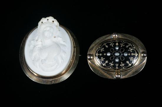 TWO VICTORIAN OVAL BROOCHES Circa 16e7a3