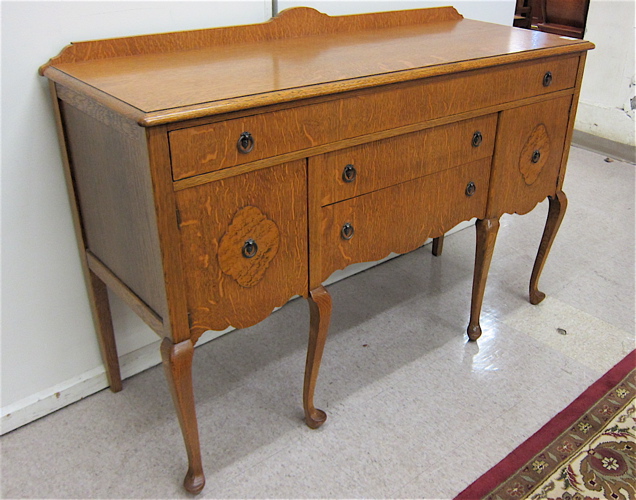 AN OAK QUEEN ANNE REVIVAL SIDEBOARD 16e91d