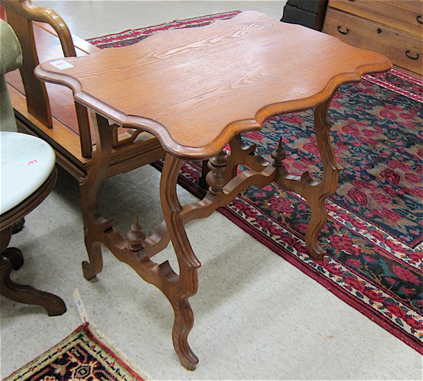 LATE VICTORIAN OAK WRITING TABLE 16e93f