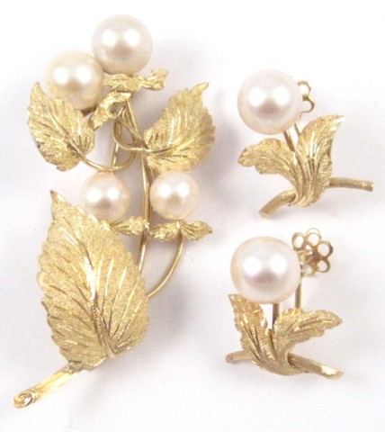 THREE-PIECE PEARL AND EIGHTEEN KARAT