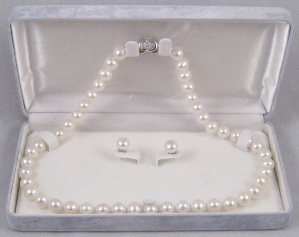 THREE ARTICLES OF PEARL JEWELRY  16e9a3