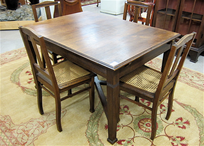 AN OAK DINING TABLE AND CHAIR SET