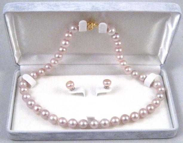 THREE ARTICLES OF PINK PEARL JEWELRY 16ea49