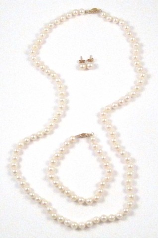 FOUR ARTICLES OF PEARL JEWELRY 16ea53