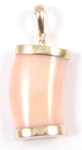 PINK CORAL AND YELLOW GOLD PENDANT