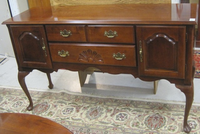 QUEEN ANNE STYLE MAHOGANY SIDEBOARD 16eaa4