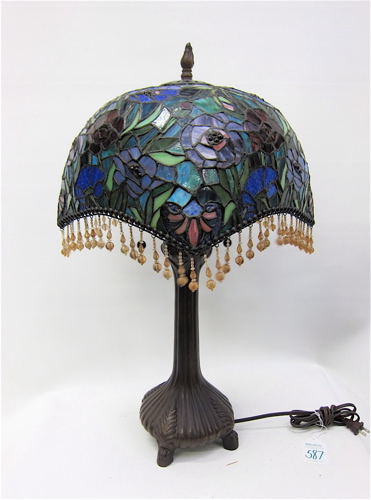 A STAINED AND LEADED GLASS TABLE LAMP.